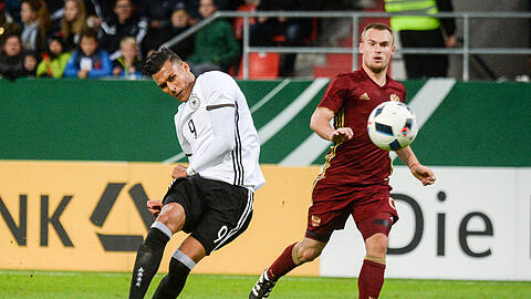 Davie Selke (l) von Deutschland trifft zum 3:1 gegen Russland.