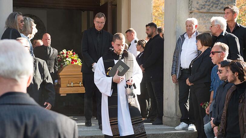 Beisetzung des früheren Box-Profis Graciano "Rocky" Rocchigiani auf dem St.-Matthäus-Kirchhof.