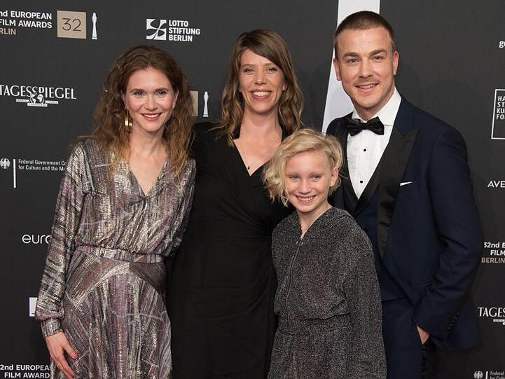 Die "Systemsprenger" (l-r) Lisa Hagmeister, Regisseurin Nora Fingscheidt, Helena Zengel und Albrecht Schuch bei der Verleihung des Europäischen Filmpreises.