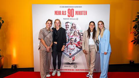 Stolz auf die erste eigene Doku der Bayern-Frauen: Lena Oberdorf (l.), Lea Schüller, Jovana Damnjanovic und Giulia Gwinn.