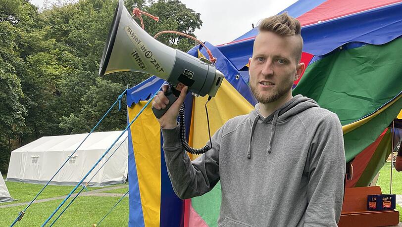 Camp-Sprecher Michael Jäger mit Megafon.