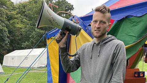 Camp-Sprecher Michael Jäger mit Megafon.