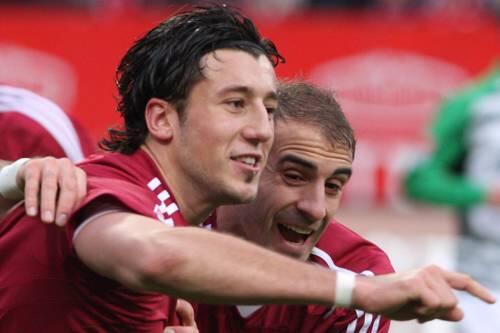 Teile des Abwehr-Bollwerks: Senkrechtstarter Dominic Maroh und Javier Pinola (r.).chtstarter