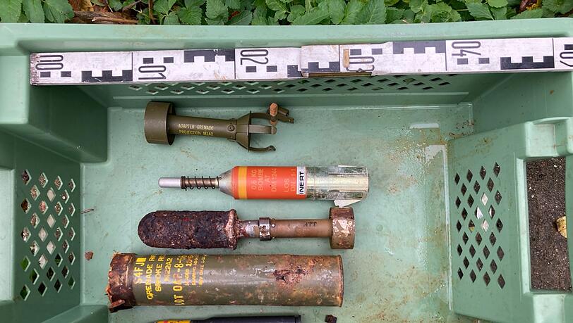 Unbemerkt hatte ein Mann in Augsburg eine große Waffensammlung in seinem Haus gebunkert. Erst der Tod des Mannes führte die Polizei auf die Spur.