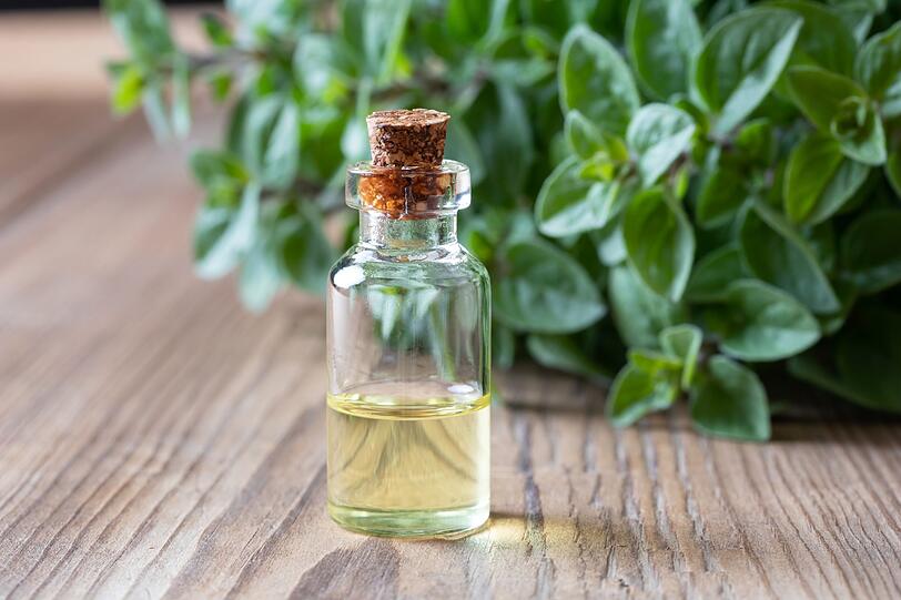 Noch eine italienische Zutat ist höchst gesund: Das "Pizzagewürz" Oregano beziehungsweise das noch wirksamere Oregano-Öl sollten Sie verwenden, wenn Sie Pilzbefall und Viren auf natürliche Weise bekämpfen möchten. Auch gegen Cellulite, bei Husten und Verdauungsproblemen soll die Heilpflanze helfen. Noch eine italienische Zutat ist höchst gesund: Das "Pizzagewürz" Oregano beziehungsweise das noch wirksamere Oregano-Öl sollten Sie verwenden, wenn Sie Pilzbefall und Viren auf natürliche Weise bekämpfen möchten. Auch gegen Cellulite, bei Husten und Verdauungsproblemen soll die Heilpflanze helfen.