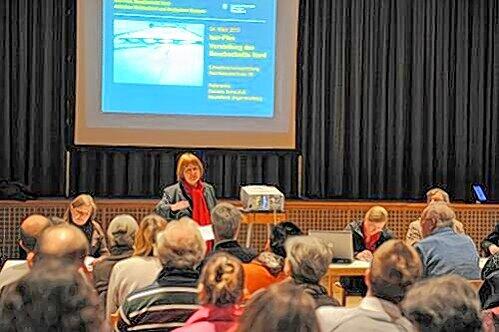 Adelheid Dietz-Will, Vorsitzende des BA Au-Haidhausen , begrüßte rund 60 Bürger im Pfarrsaal Mariahilf.