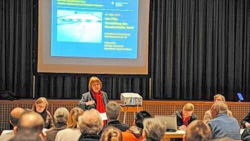 Adelheid Dietz-Will, Vorsitzende des BA Au-Haidhausen , begrüßte rund 60 Bürger im Pfarrsaal Mariahilf. Adelheid Dietz-Will, Vorsitzende des BA Au-Haidhausen , begrüßte rund 60 Bürger im Pfarrsaal Mariahilf.