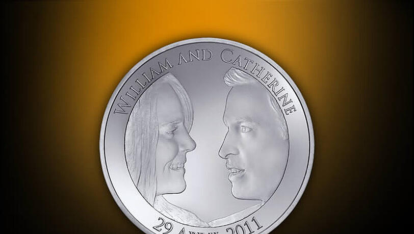 Die am Donnerstag vorgestellte Hochzeitsmünze zeigt William und Kate im Profil, wie sie sich lächelnd in die Augen schauen. Auf der Rückseite ist Williams Großmutter, Königin Elizabeth
II., zu sehen. Die am Donnerstag vorgestellte Hochzeitsmünze zeigt William und Kate im Profil, wie sie sich lächelnd in die Augen schauen. Auf der Rückseite ist Williams Großmutter, Königin Elizabeth
II., zu sehen.
