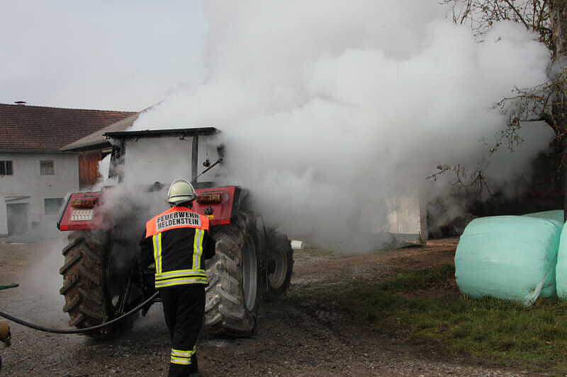 Brand eines Traktors in Etzham bei Heldenstein im LKR Mühldorf - Die Bilder