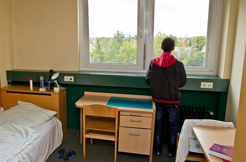 Obwohl die Zahl unbegleiteter minderjähriger Flüchtlinge sank wurden teure Verträge mit Sozialverbänden geschlossen.