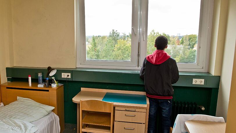 Obwohl die Zahl unbegleiteter minderjähriger Flüchtlinge sank wurden teure Verträge mit Sozialverbänden geschlossen. Obwohl die Zahl unbegleiteter minderjähriger Flüchtlinge sank wurden teure Verträge mit Sozialverbänden geschlossen.
