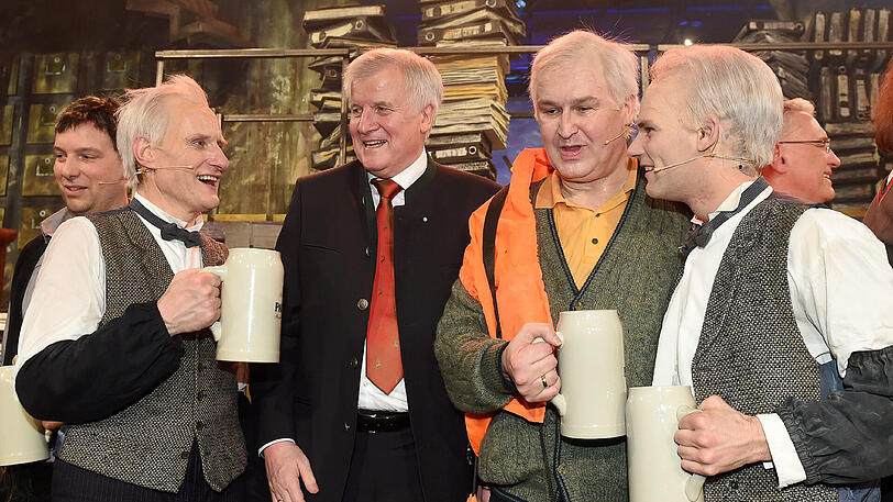 Im vergangenen Jahr standen sie zum Schluss alle gemeinsam auf der Bühne: Horst Seehofer (CSU, 2.v.l), sein Double Christoph Zrenner (2.v.r), Maxi Schafroth als Eshofer (r) und Paul Kaiser als Überichhofer (l).