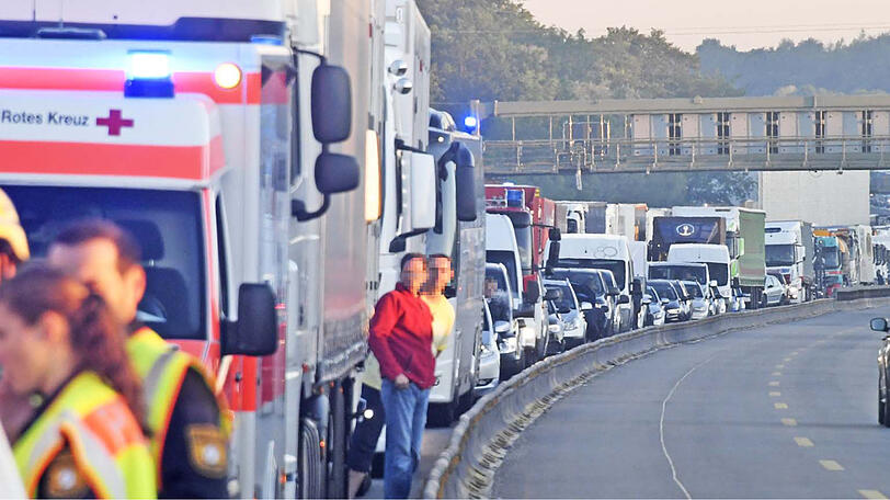 Der Lkw hat einen Totalschaden, der Fahrer wurde schwer verletzt. Die Bilder von der Unfallstelle auf der A99.