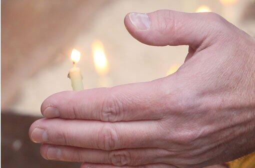 Ein Gedenkgottesdienst, begleitet von Musik
