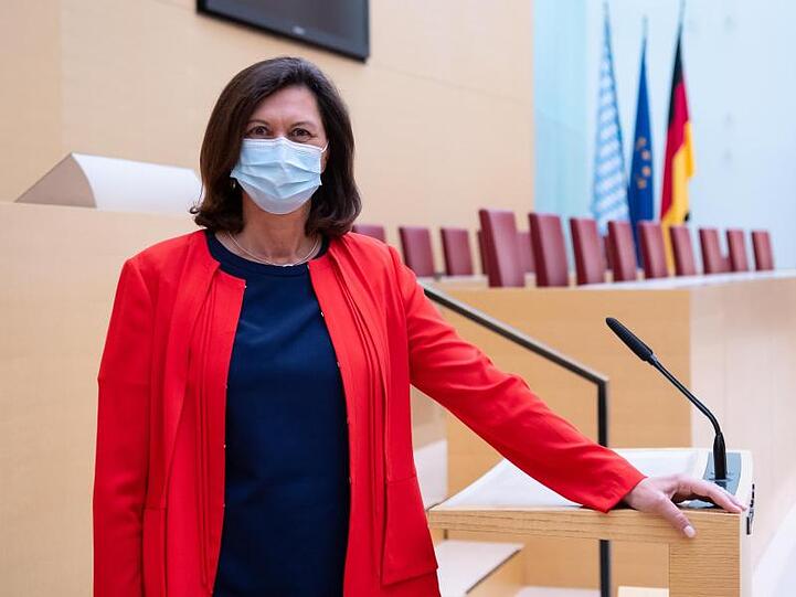 Ilse Aigner (CSU) trägt im Landtag einen Mundschutz. Foto: Sven Hoppe/dpa/Archivbild