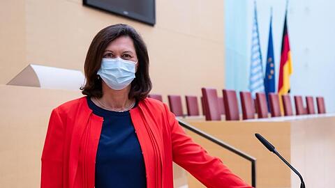Ilse Aigner (CSU) trägt im Landtag einen Mundschutz. Foto: Sven Hoppe/dpa/Archivbild