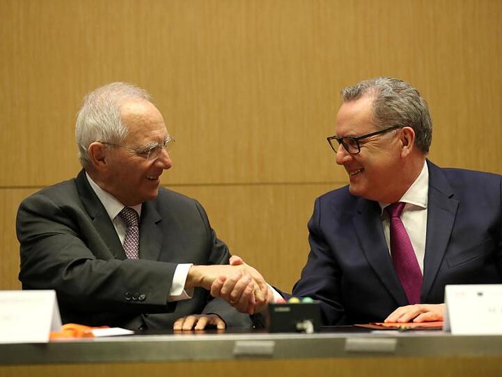 Bundestagspräsident Wolfgang Schäuble (l) und Richard Ferrand, Präsident der französischen Nationalversammlung, reichen sich in Paris die Hände.