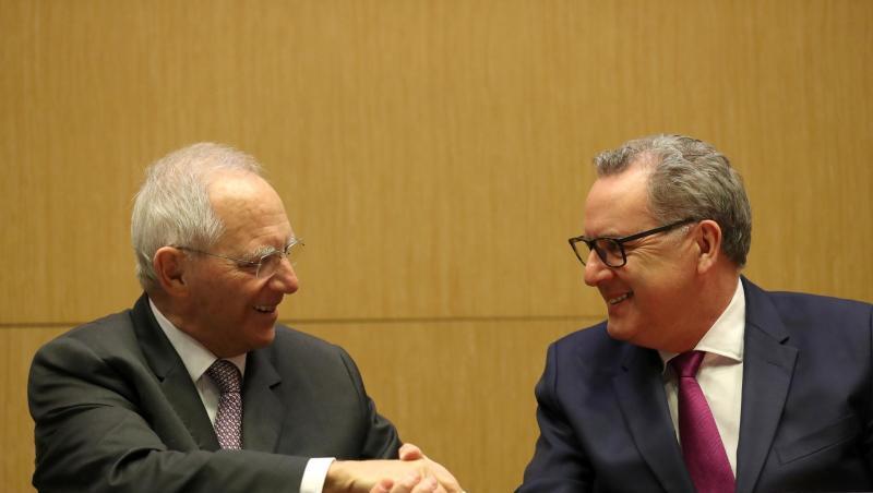 Bundestagspräsident Wolfgang Schäuble (l) und Richard Ferrand, Präsident der französischen Nationalversammlung, reichen sich in Paris die Hände.