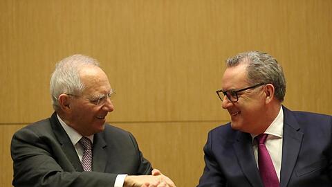 Bundestagspräsident Wolfgang Schäuble (l) und Richard Ferrand, Präsident der französischen Nationalversammlung, reichen sich in Paris die Hände.