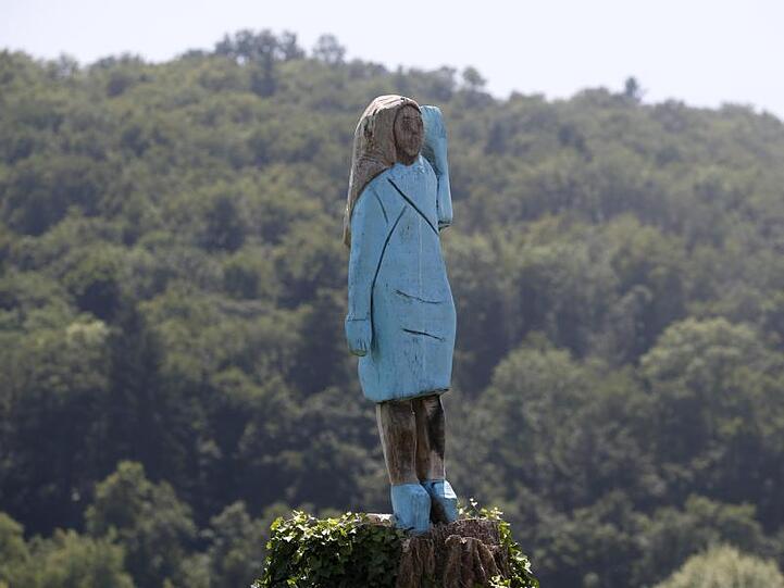 Eine eigenwillige Holzskulptur des US-Künstlers Brad Downey, die Melania Trump darstellen soll, ist in der Geburtsstadt der US-Präsidentengattin enthüllt worden.