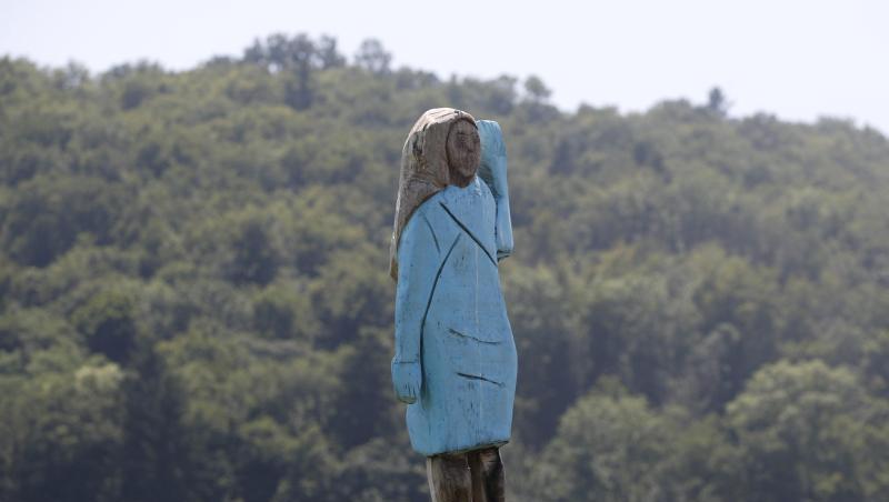 Eine eigenwillige Holzskulptur des US-Künstlers Brad Downey, die Melania Trump darstellen soll, ist in der Geburtsstadt der US-Präsidentengattin enthüllt worden. Eine eigenwillige Holzskulptur des US-Künstlers Brad Downey, die Melania Trump darstellen soll, ist in der Geburtsstadt der US-Präsidentengattin enthüllt worden.