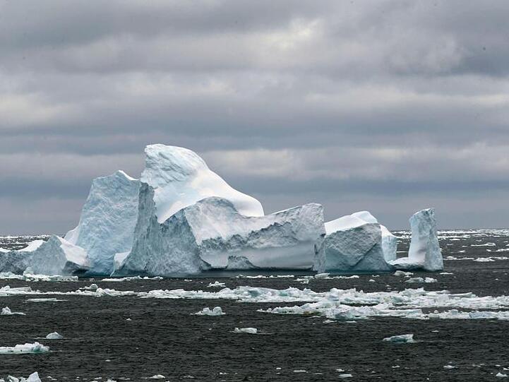 Wärmere Meeresströmungen lassen den Westantarktischen Eisschild in zunehmendem Tempo abschmelzen.