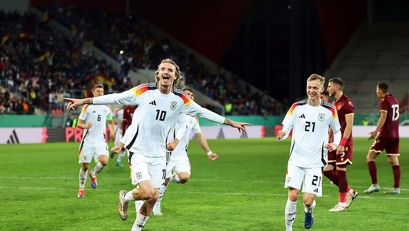 Trifft vom Punkt zum 2:1 - Nick Woltemade.