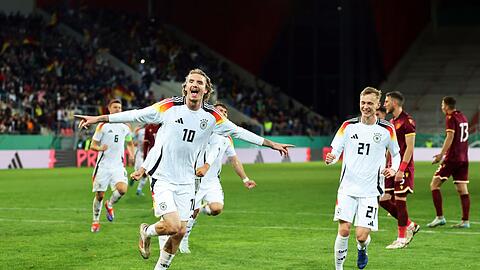 Trifft vom Punkt zum 2:1 - Nick Woltemade.