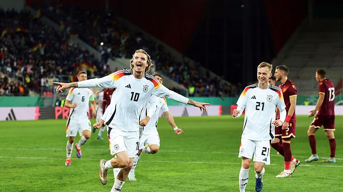 Trifft vom Punkt zum 2:1 - Nick Woltemade.