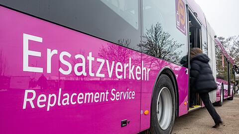 Die Bahnstrecke zwischen Obertraubling und Passau wird wegen Bauarbeiten ab Mitte Juni vor&uuml;bergehend gesperrt. Es fahren Ersatzbusse. (Archivbild)