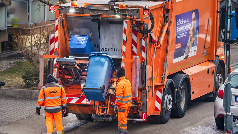 Momentan kostet in München nur die Restmülltonne etwas. Das soll sich ändern. Die Stadt will auch für Bio- und Papiertonnen Gebühren verlangen. Momentan kostet in München nur die Restmülltonne etwas. Das soll sich ändern. Die Stadt will auch für Bio- und Papiertonnen Gebühren verlangen.