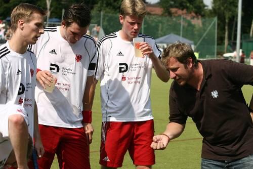 Sonderschichten in Sachen Standards: NHTC-Trainer Sven Lindemann (rechts).
