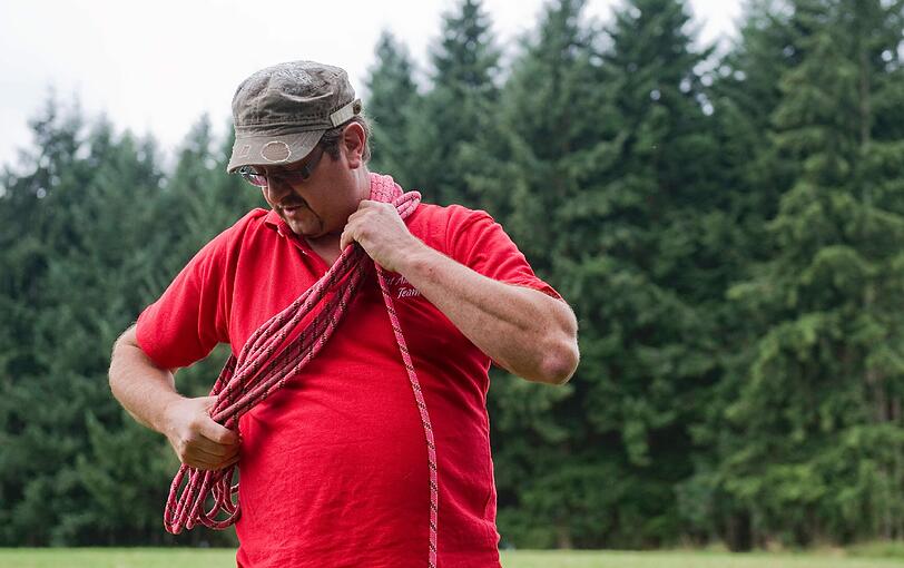 Hans Wintersteller, der Gutsverwalter des Gnadenhofs Gut Aiderbichl: Mit einem Lasso will er die ausgebüxte Kuh einfangen.
