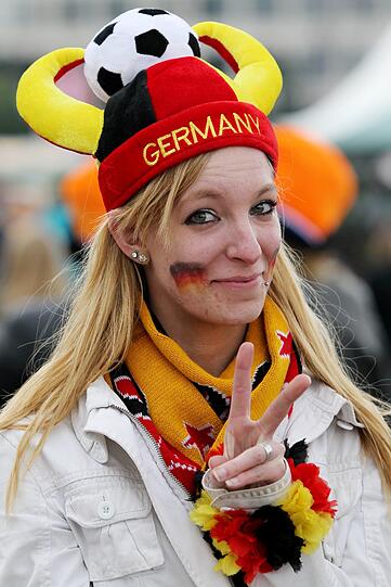 Für ihre Mannschaft geben Fußball-Fans alles - sehen Sie hier die besten Bilder von den Fan-Meilen und aus den Stadien bei der EURO 2012 in Polen und der Ukraine.