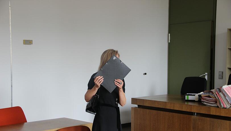 Berufungsprozess: Die Ex-Stadelheim- Psychologin verbirgt ihr Gesicht hinter einem Aktenordner. Berufungsprozess: Die Ex-Stadelheim- Psychologin verbirgt ihr Gesicht hinter einem Aktenordner.