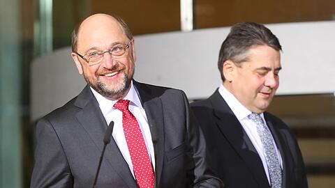 Letzte Ausfahrt Außenministerium? Sigmar Gabriel (r.) macht den Weg frei für Martin Schulz - und will jetzt zum Chefdiplomaten werden.