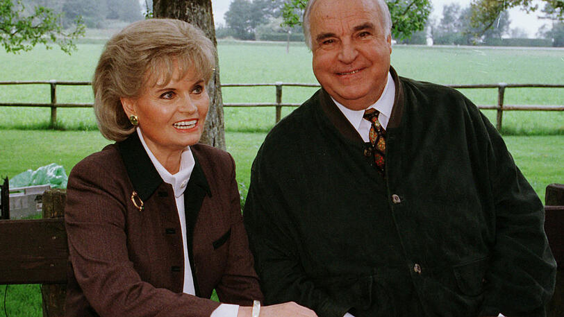 Immer wieder am geliebten Wolfgangsee: Der damalige Bundeskanzler Helmut Kohl und seine Frau Hannelore genießen 1998 auf der Jausenstation Holzingerbauer bei St. Gilgen in Österreich eine Brotzeit.