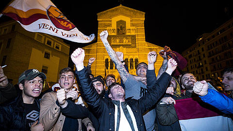 Fans des AS Rom feiern auf dem Piazza Venezia den 3:0-Sieg des AS Rom über den FC Barcelona im Viertelfinal-Rückspiel der Champions League und den damit verbundenen Einzug ins Halbfinale.