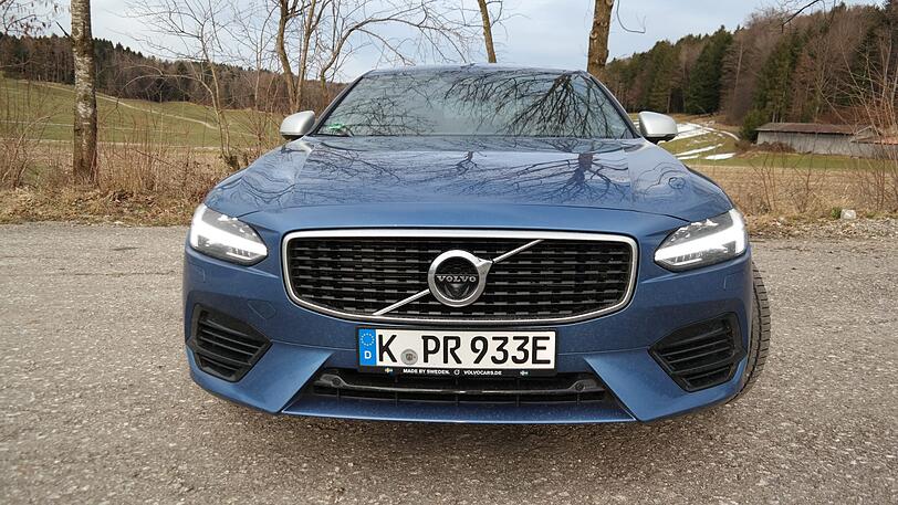 Die Tagfahrlichter im Stil von Thors Hammer sind die der Kaskadengrill typisch Volvo.