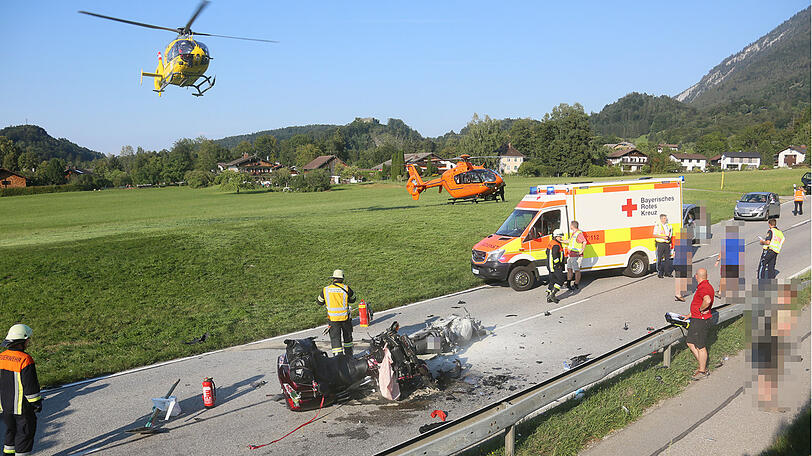 Die Fahrer sowie der Sozius der Honda kamen mit Rettungshubschraubern in Kliniken.