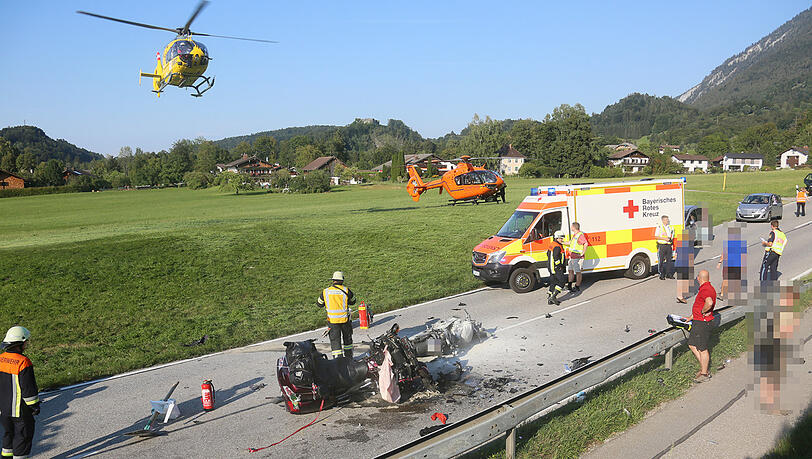 Die Fahrer sowie der Sozius der Honda kamen mit Rettungshubschraubern in Kliniken.