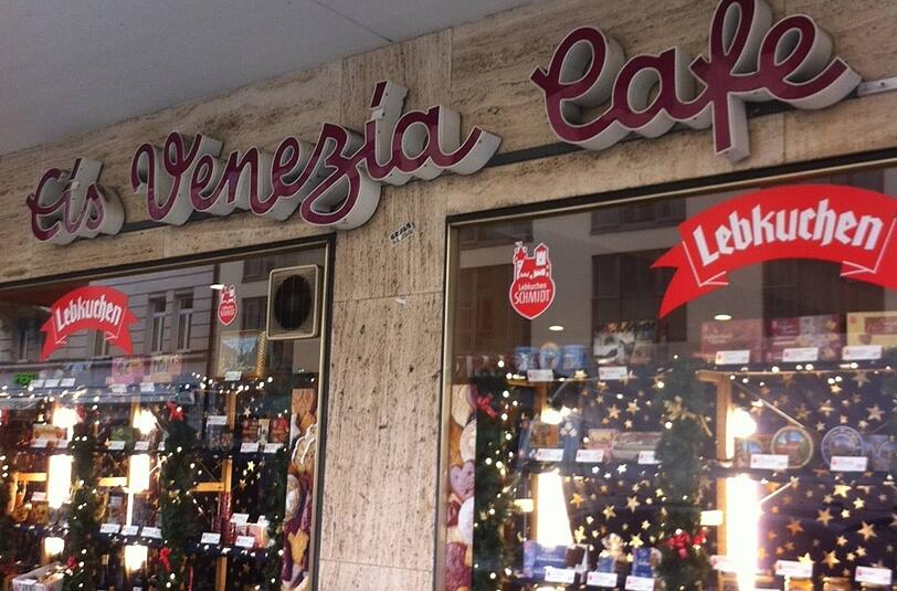 Im Eiscafé Venezia am Kurfürstenplatz wird jetzt wieder Lebkuchen angeboten.