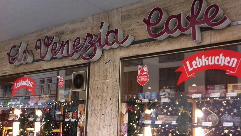 Im Eiscafé Venezia am Kurfürstenplatz wird jetzt wieder Lebkuchen angeboten. Im Eiscafé Venezia am Kurfürstenplatz wird jetzt wieder Lebkuchen angeboten.