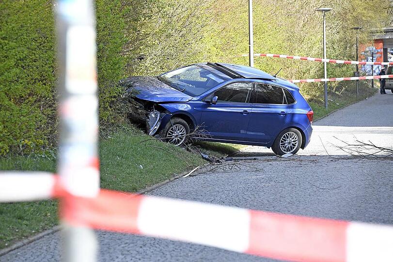 Das Auto durchbrach einen Zaun und erfasste anschließend einen Fußgänger, der schwer verletzt wurde.