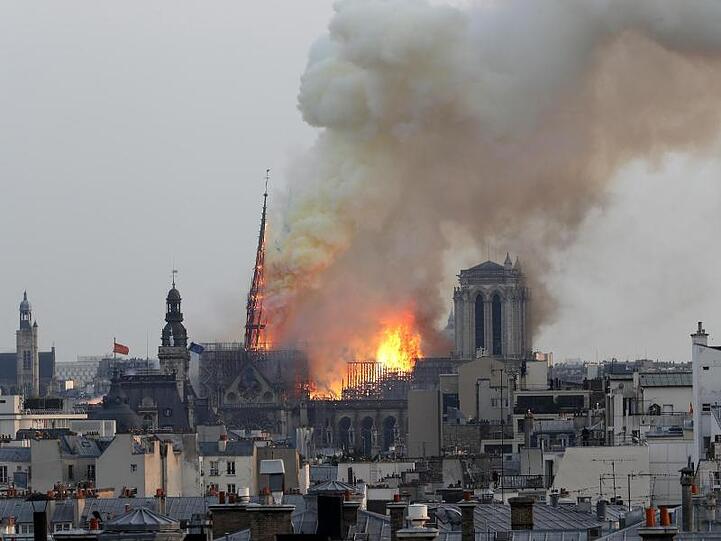 Verheerender Brand in einem der berühmtesten Wahrzeichen der Welt, der Pariser Kathedrale Notre-Dame.
