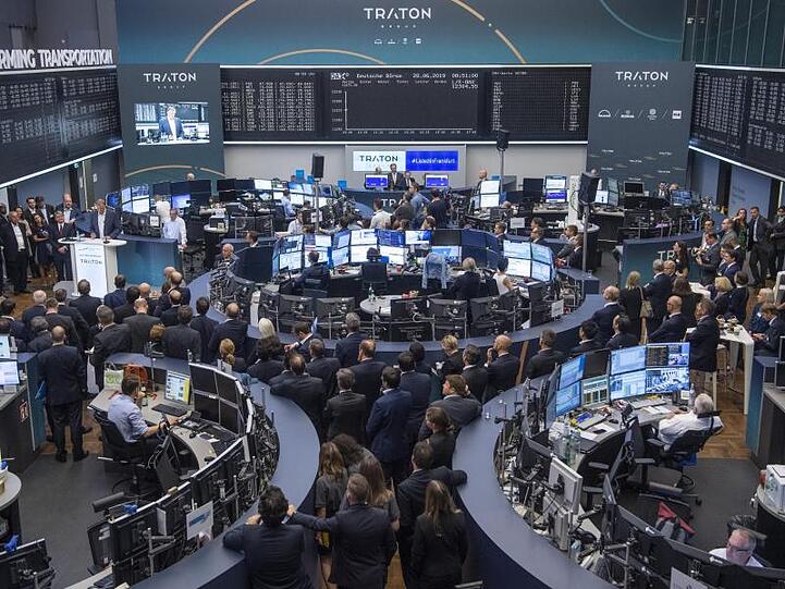 Hunderte verfolgen den Börsengang von Traton an der Frankfurter Börse.