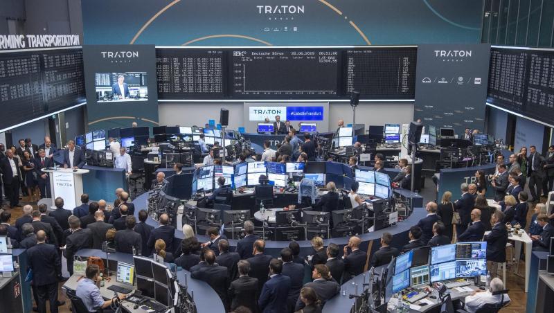 Hunderte verfolgen den Börsengang von Traton an der Frankfurter Börse. Hunderte verfolgen den Börsengang von Traton an der Frankfurter Börse.