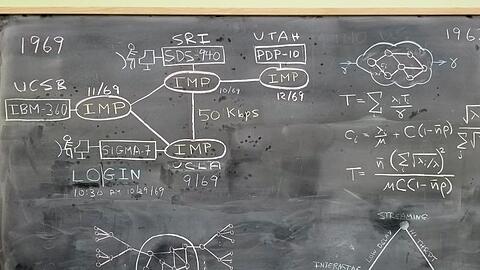 Die Aufnahme zeigt eine Tafel in der Boelter Hall der Universität UCLA mit Faksimiles einiger der Gleichungen und Schaltpläne, die 1969 zum Arpanet führten.