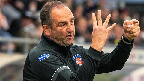 Trainer Frank Schmidt gestikuliert.
