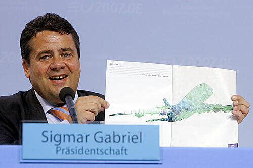 Sigmar Gabriel zeigt eine Studie über die Umweltverträglichkeit von Flugzeugen - Aufnahme vom Juni 2007